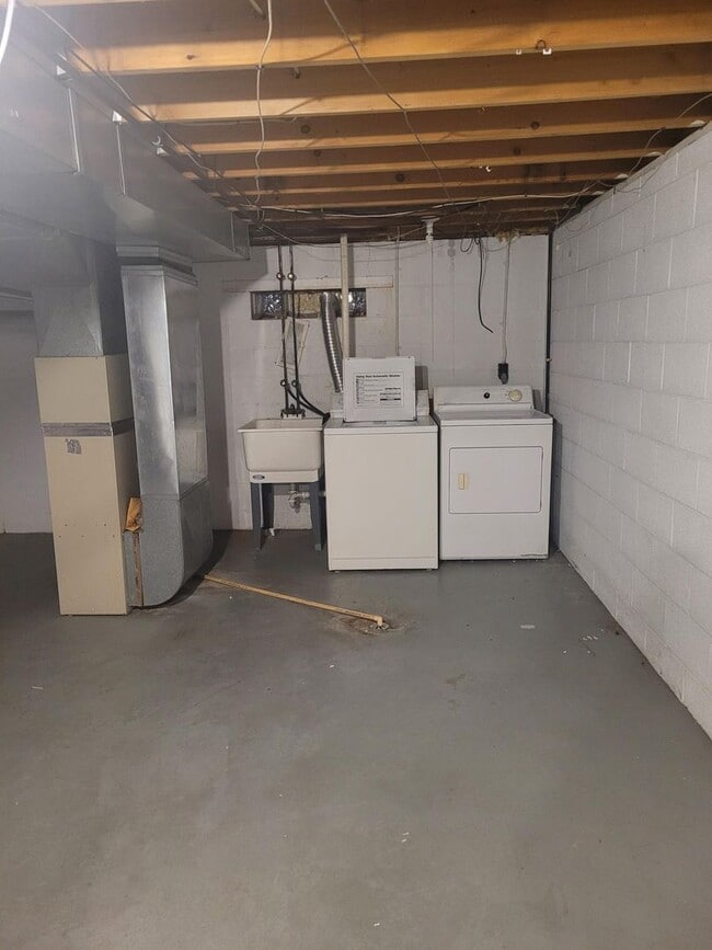 Building Photo - 2 Bedroom 1.5 Bath Berkley Townhouse