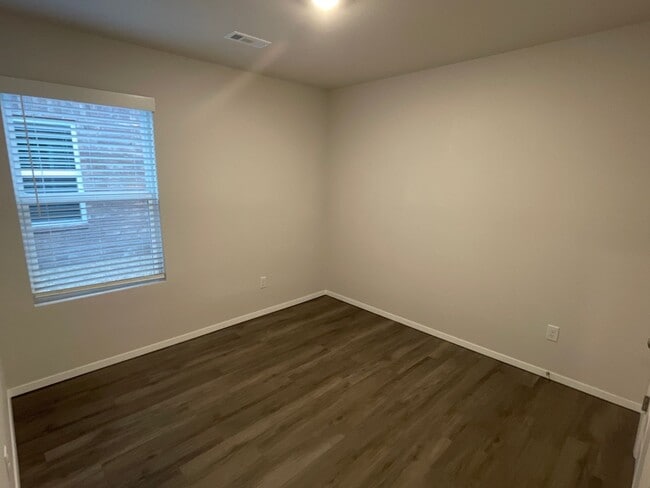 Building Photo - Pre-Leasing Now! Beautiful 3-Bedroom, 2-Bath Home in Barberry Court | Available August 12