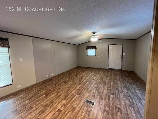 Building Photo - 152 Coachlight Dr