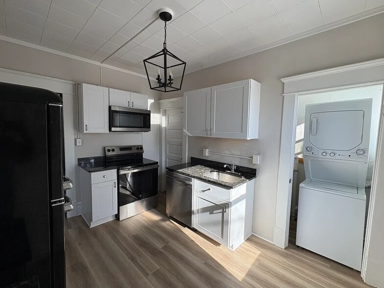 Building Photo - 687 E Columbus St