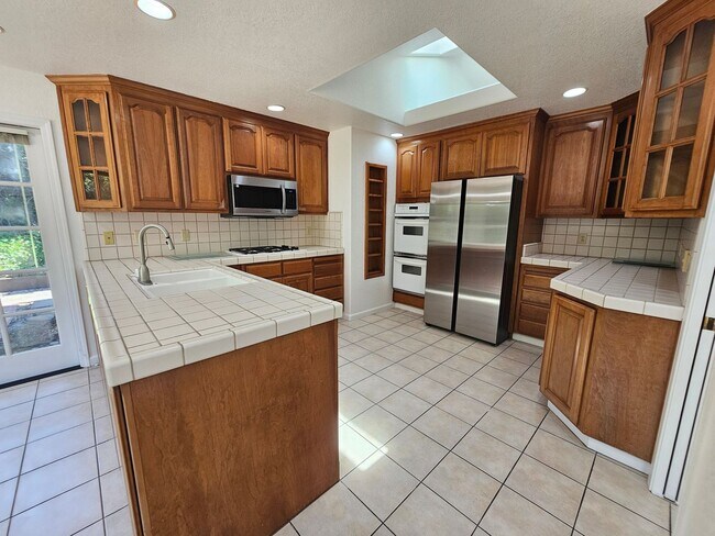 Building Photo - REGAL 4 Bed/3 Bath Home in FREMONT