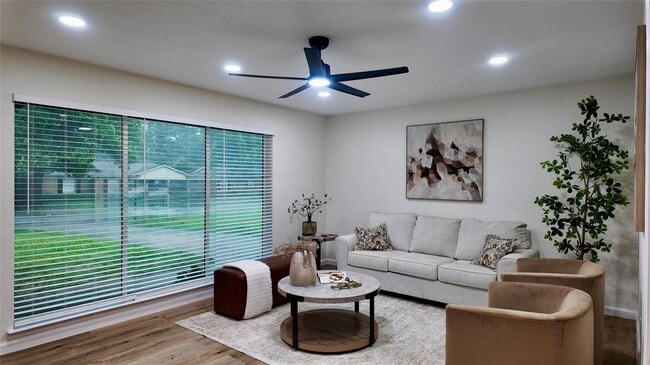 Building Photo - Beautiful Lochwood Gem