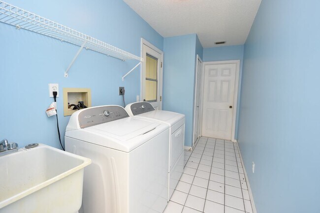 Building Photo - Salt water canal, 2 story home