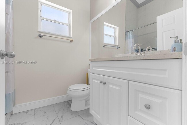 Building Photo - 20003 NE 6th Ct Cir