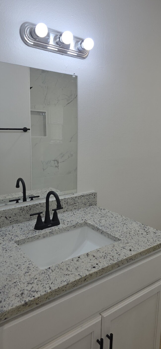 Building Photo - Beautifully remodeled first-floor condo with 2 bed & 2 bath