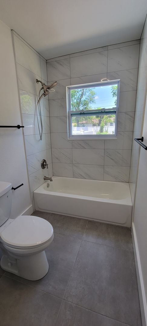 Building Photo - SPACIOUS 3 BEDROOM 2 BATH - ST. PETERSBURG, FL