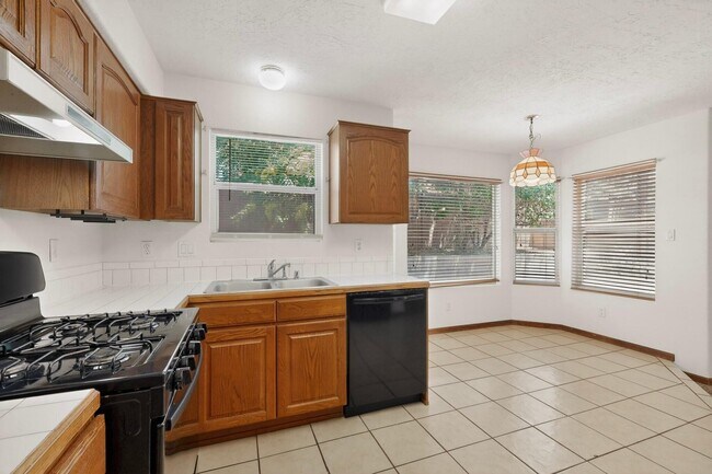 Building Photo - 8908 Henriette Wyeth Dr NE