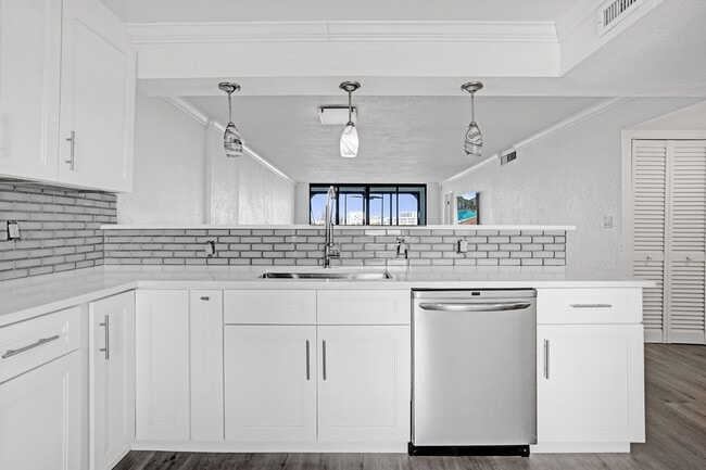 Building Photo - 1631 Riverview Rd