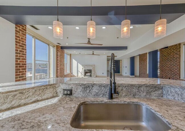Building Photo - Fabulous ENTIRE 5th Floor DOWNTOWN 4/3.5 L...
