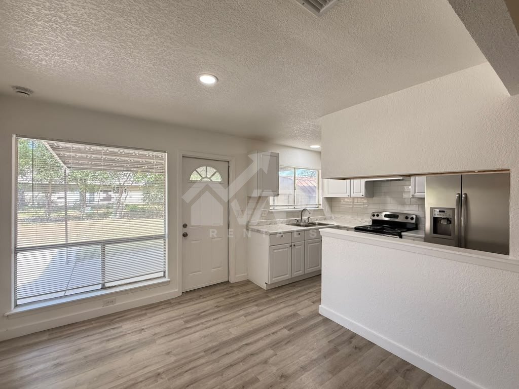 Building Photo - 2706 Lake Briar