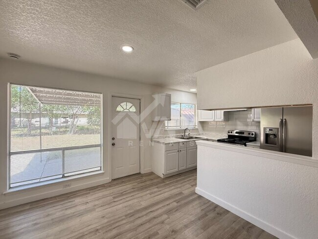 Building Photo - 2706 Lake Briar