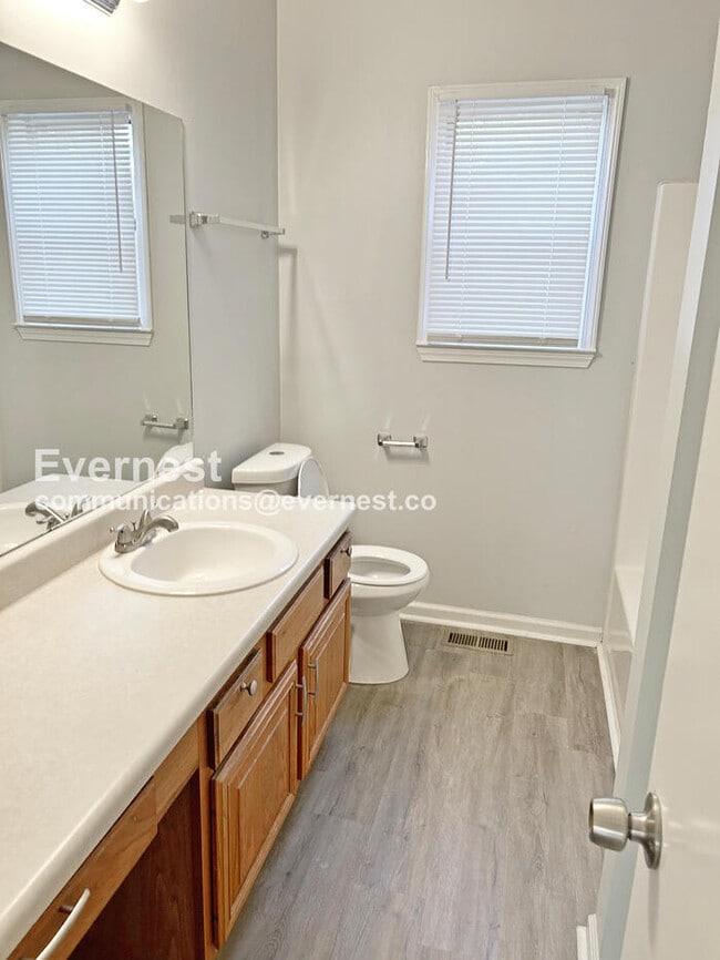 Building Photo - 3 Bed/2.5 Bath Home with Garage / Pet-Friendly / Vouchers Accepted /Available Now!