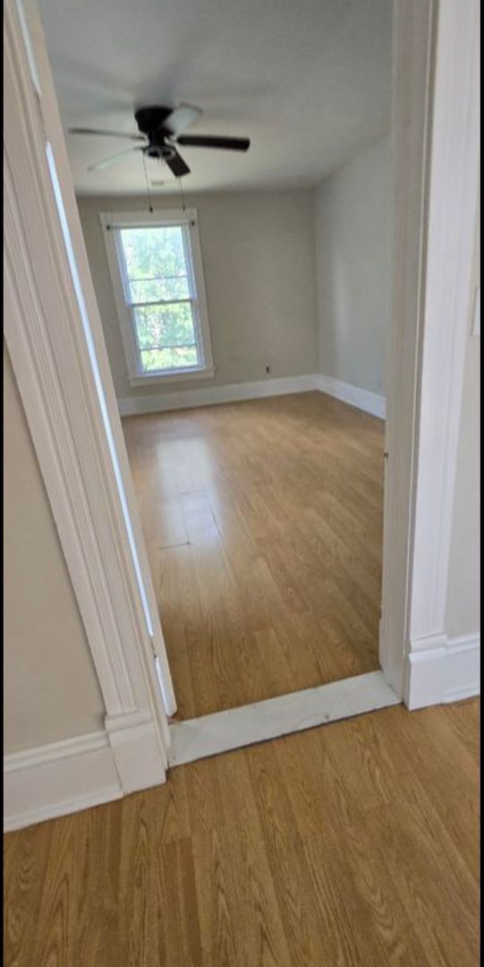 Building Photo - 3 Bedroom || 1 Bathroom Upstairs Duplex Unit