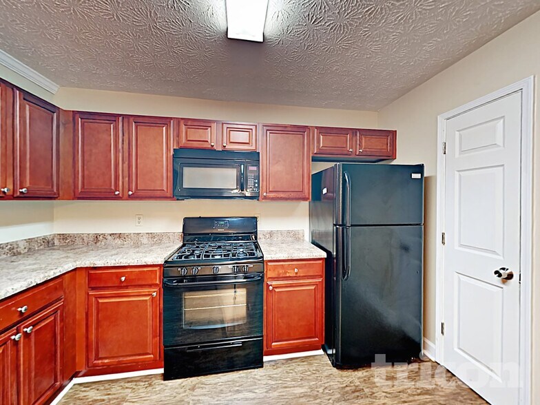 Building Photo - 605 Lake Dr SW