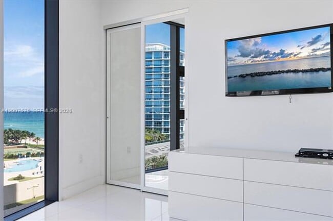 Building Photo - 17475 Collins Ave