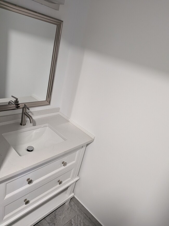 Building Photo - 6 Parkside Ct