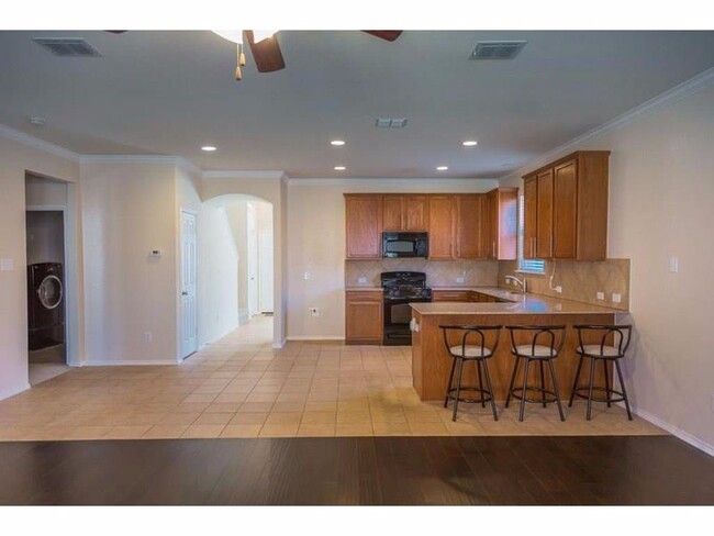 Building Photo - 4 bed 2.5 bath in Brookstone Community!!