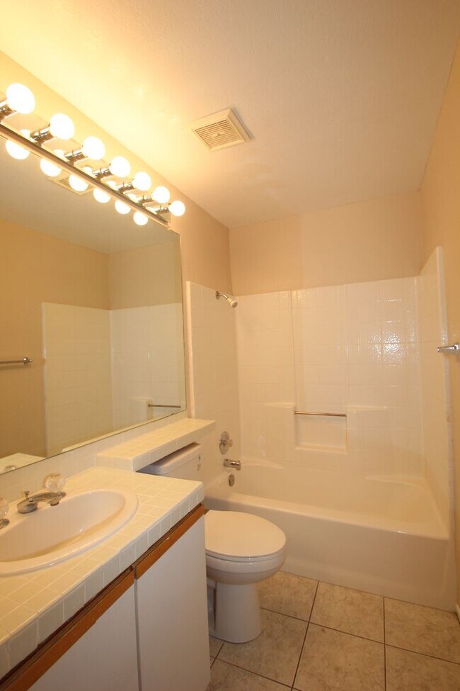 Building Photo - Lovely 2 Bed 2 Bath Downstairs Condo in Gr...