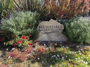 Building Photo - Updated Lauriedale 1 bd/1 ba Condo | Cats Welcome | Pools, Gym & Covered Parking | 10' x 10' Stor...