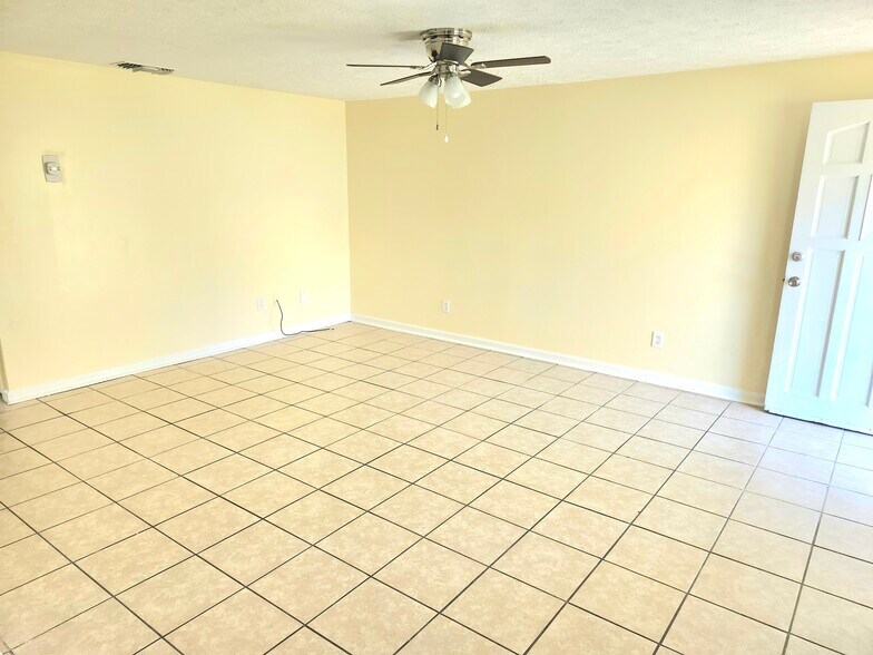 new fan in living room - 2701 beech st #a