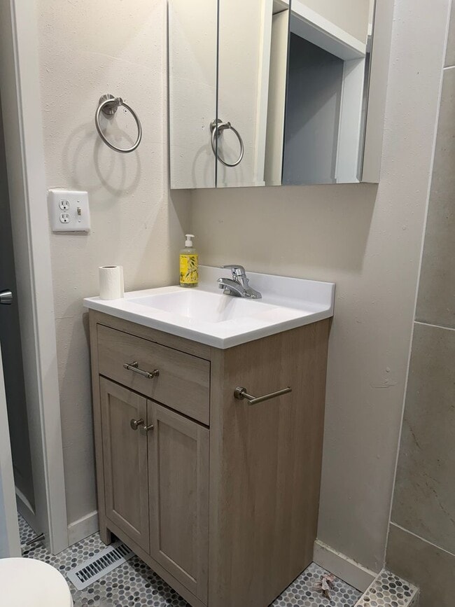 Building Photo - Updated 2 bed 1 bath