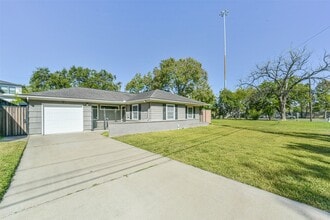 Building Photo - 4702 Maple St