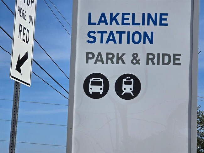 Building Photo - 13800 Lyndhurst St