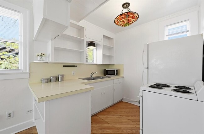 Building Photo - 1403 Windsor Rd