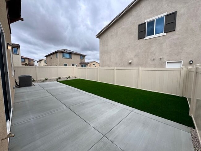 Building Photo - Welcome to Your Brand New 3 Bedroom Solar Home in the Gated Willow Springs Community of Murrieta!