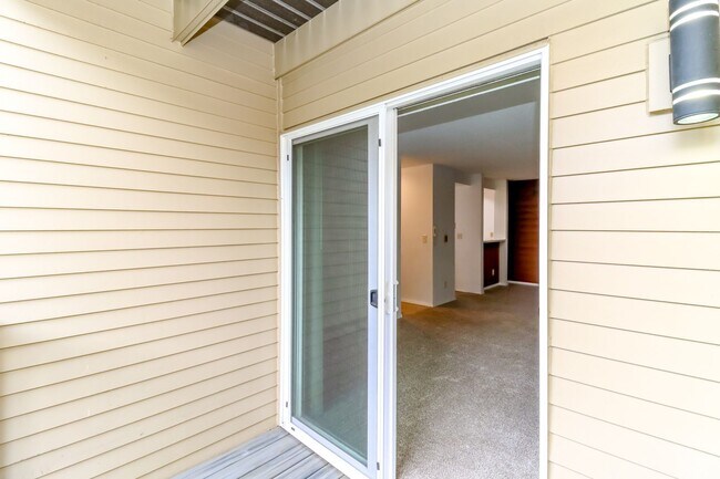 Building Photo - Bellevue Manor Condo, Great Location acros...