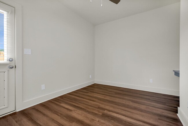 Building Photo - One Bedroom Cottage with Fenced Backyard!