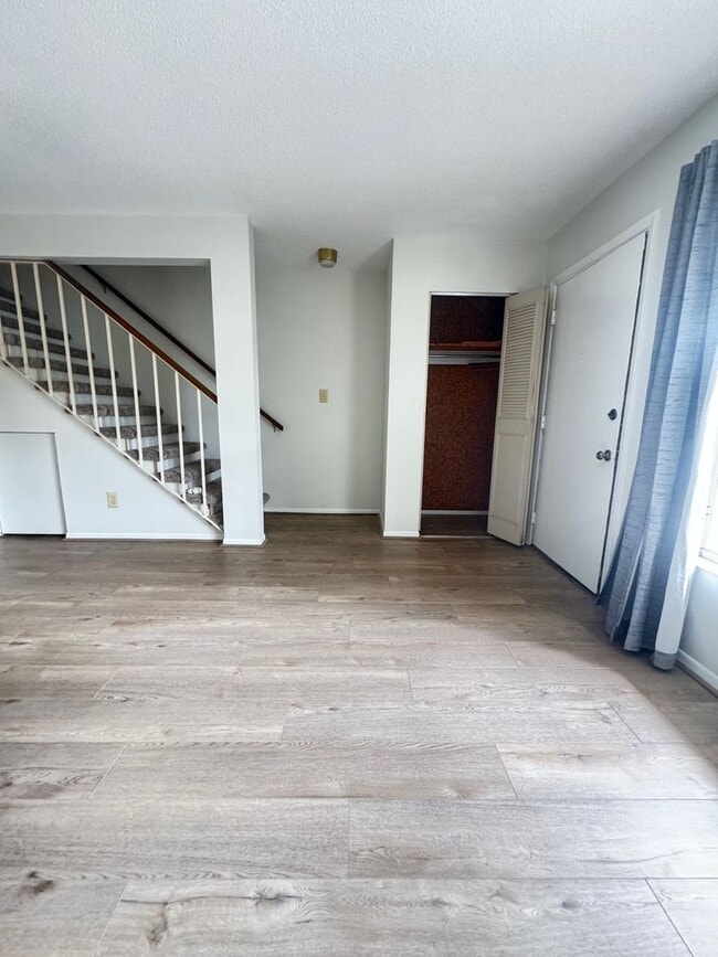 Building Photo - Unfurnished Townhouse Near Downtown Sarasota