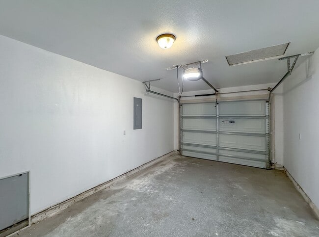 Building Photo - Renovated 3/2 House w/ New Paint/Flooring,...