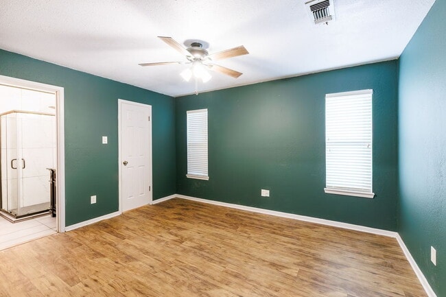 Building Photo - "Spacious 4-Bedroom Haven with 2 Full Baths in Lubbock – Your Perfect Home Awaits!"