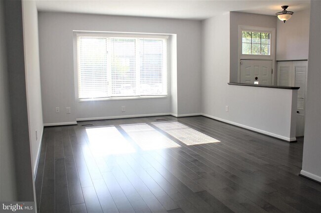 Building Photo - 27 Tudor Ct