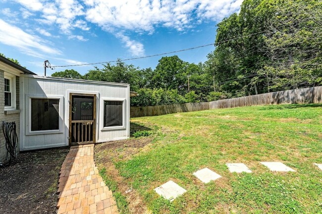 Building Photo - 5656 Kendall Dr