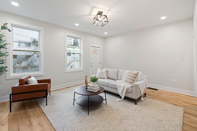 Building Photo - Cozy Completely Renovated Home Minutes fro...