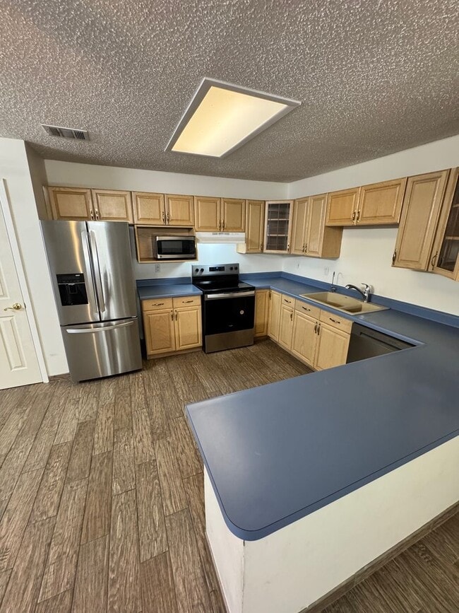 Building Photo - Ready For Move In - Nice 3/2 in West SA In...