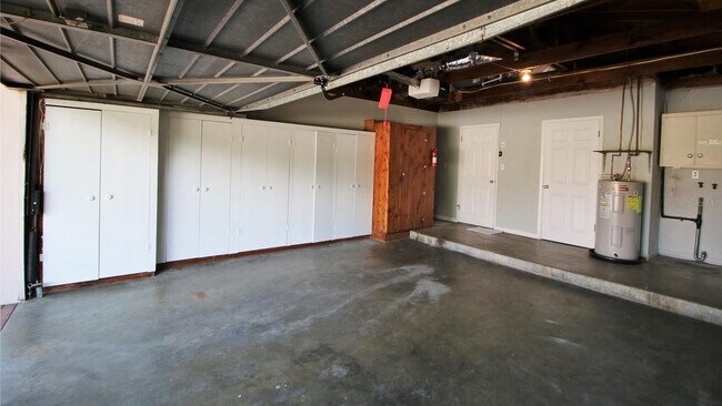 Building Photo - 1001 Brookside Dr