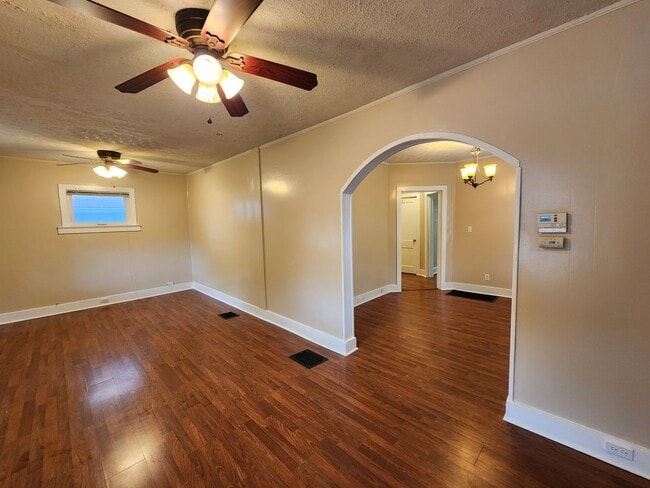 Building Photo - 3 Bedrooms, 1.5 Bath Brick Bungalow with Basement & Large Yard.  Close to UofL.