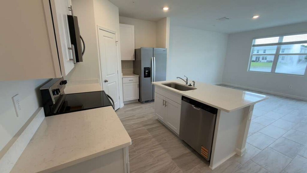 Building Photo - 613 Salisbury Cir
