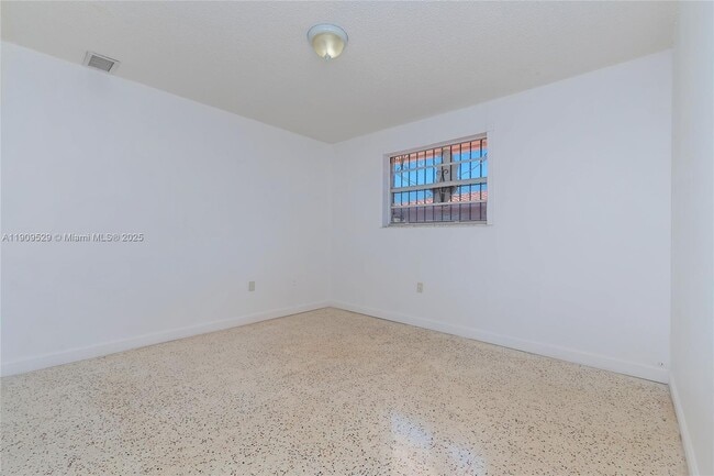 Building Photo - 3076 SW 17th St