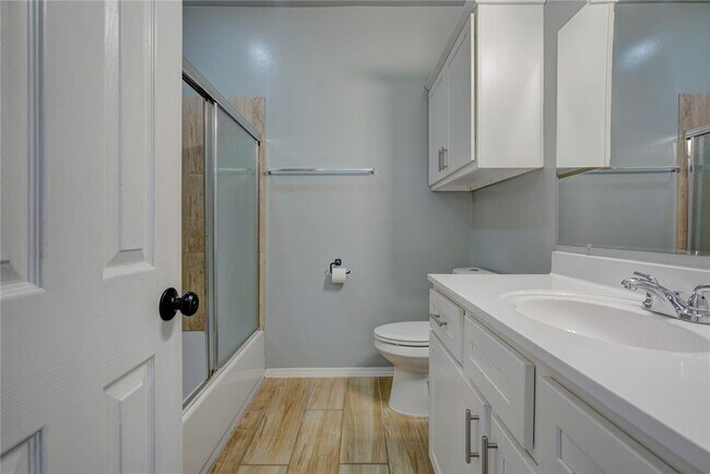 Building Photo - 2023 Westbury Dr
