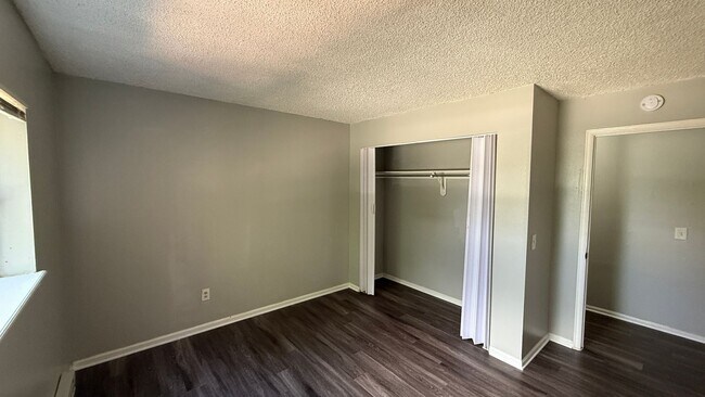 Building Photo - 2 Bedroom 2 Bathroom Condo in Red Fin!