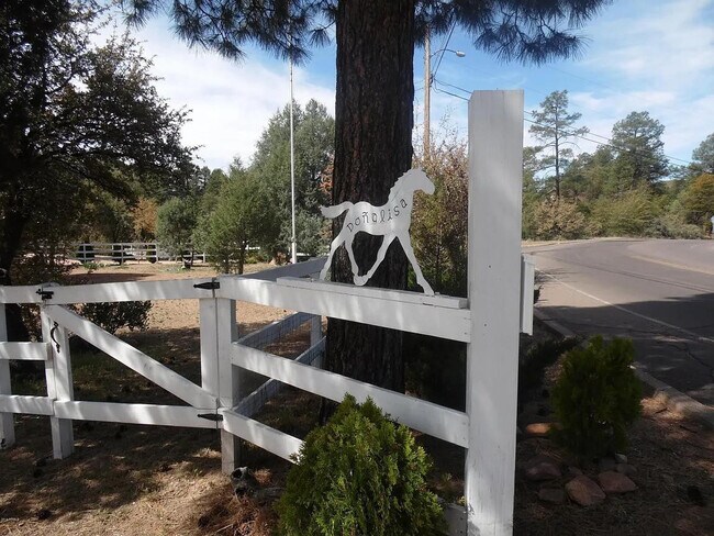 Building Photo - 605 N Spur Dr