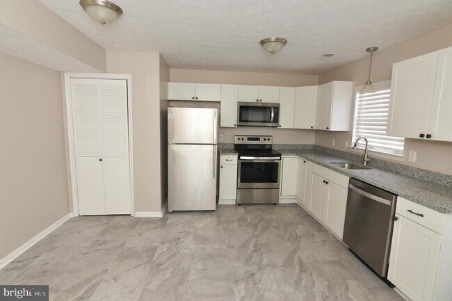 Building Photo - 311 Willowbrook Ct