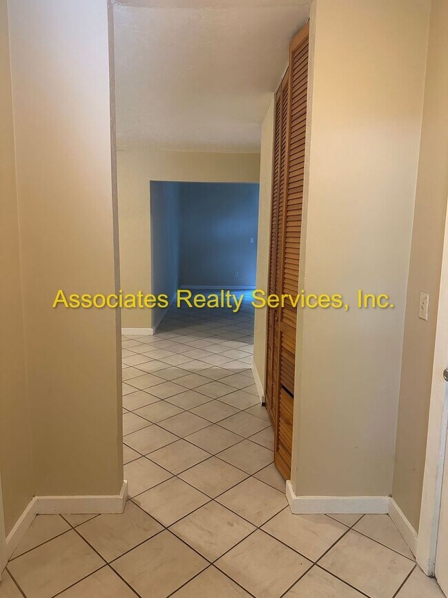 Building Photo - 3/2 North West!- 2 Weeks Free rent with im...