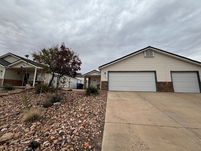 Building Photo - DARLING TOWNHOME FOR RENT IN HURRICANE!