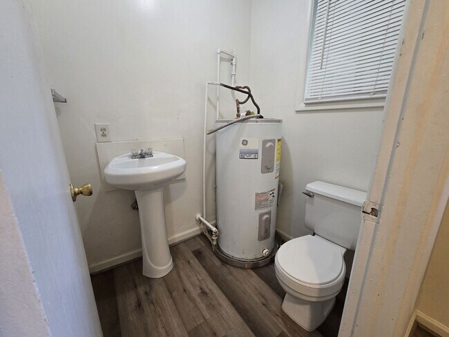 Building Photo - 1800 NW Lynwood St