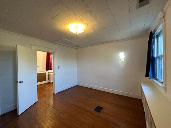 Building Photo - Charming 3 Bedroom/1.5 Bathroom Home in Ha...